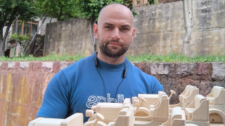 Баш баш майсторите е поредица която разказва за хора с