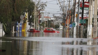 Наводнение удари Пуерто Рико съобщи АП Река Гуаятако преля след