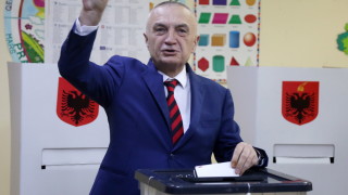 Албанските депутати гласуваха за отстраняването от длъжност импийчмънт на държавния