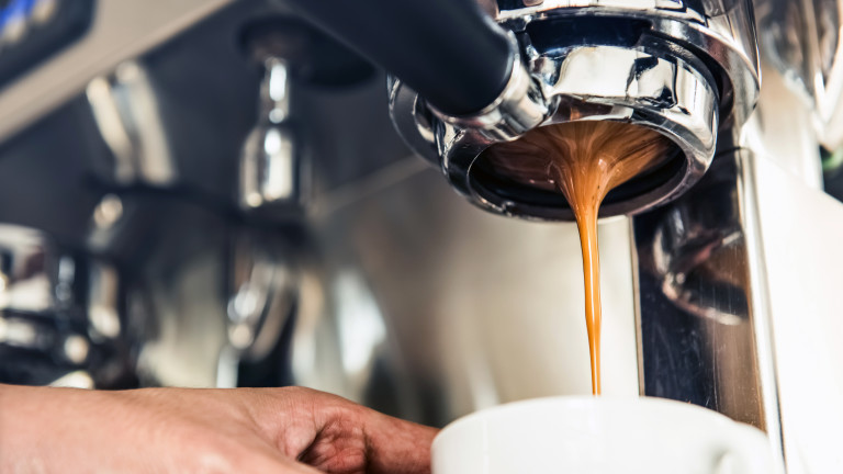 Starbucks ще си има "близнак" в Москва: почти идентична верига кафенета заменя гигантът в страната