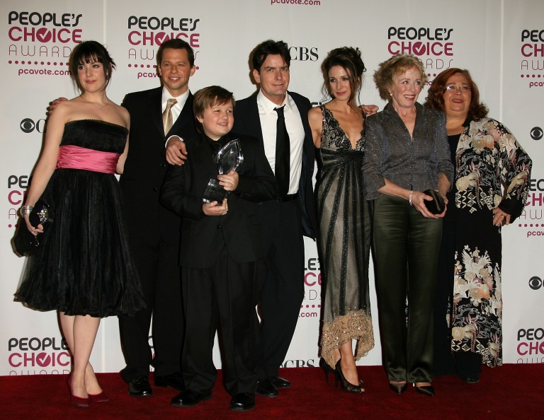 Част от актьорския състав на "Двама мъже и половина" на People's Choice Awards през 2007 г.