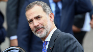 Докато съпругата му и дъщерите му се наслаждават на лятната