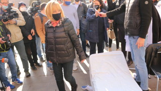 Граждани си донесоха походни легла пред Министерски съвет