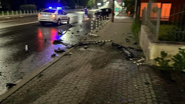 Шофьор помете колчета на бул. "Черни връх" в София