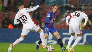 Манчестър Юнайтед напредва в преговорите за полузащитника на Барселона Френки