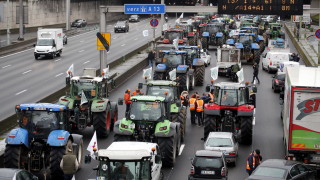 Фермери с трактори блокираха Париж и Шанз-Елизе със сено