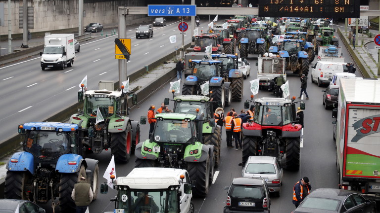 Френски фермери, пристигнали с трактори от регионите до Париж, частично