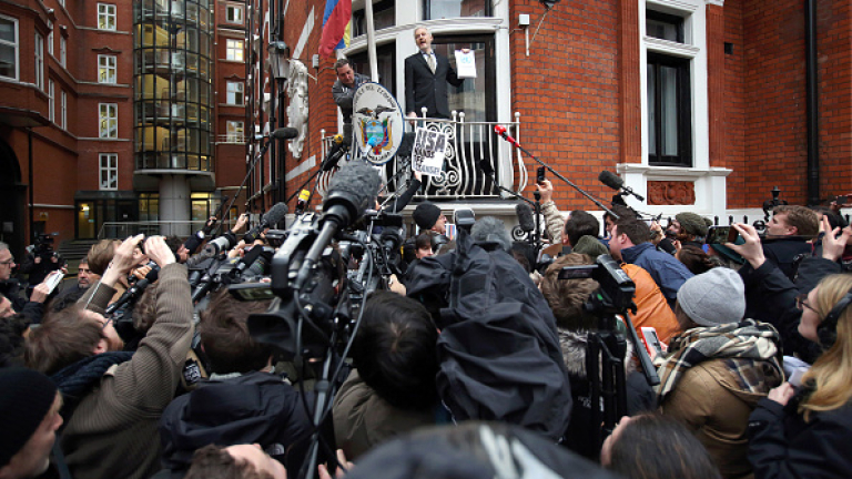 Шведските власти разпитват Асанж в посолството на Еквадор на 14 ноември 