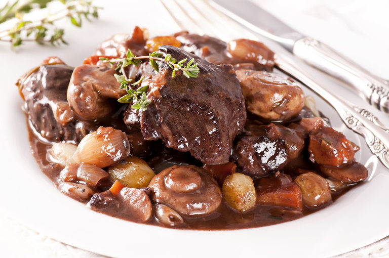 Прочутата френска яхния Boeuf Bourguignon