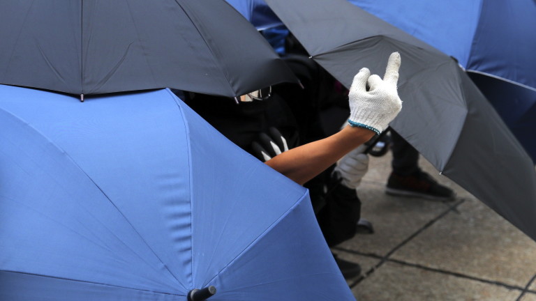 Полицията в Хонконг използва сълзотворен газ и лютив спрей при