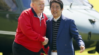 Японският премиер Шинзо Абе и американският президент Доналд Тръмп играха