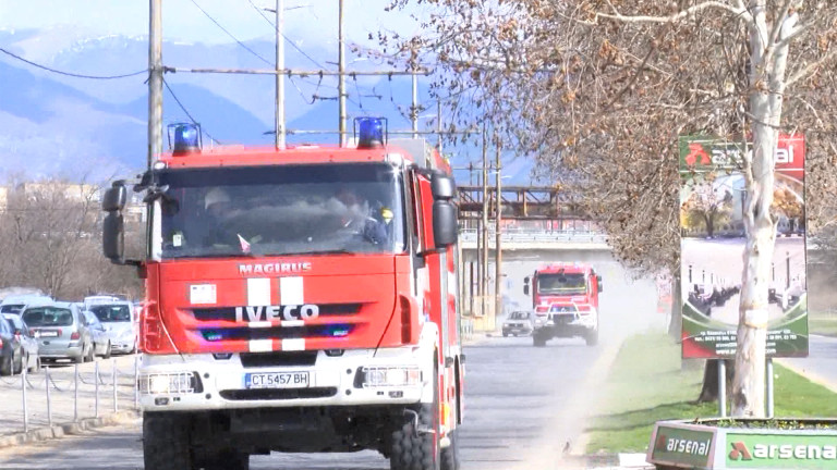 Пожар избухна в бояджийски цех за коли край Бургас