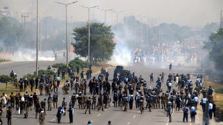Пакистанската полиция използва сълзотворен газ и се сби с хвърлящи