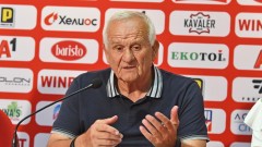 Любов към футбола: Люпко Петрович си записва тактически схеми в болницата