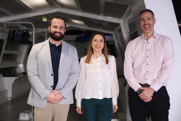  Петър Петров е специалист по изкуствен интелект (AI), шеф Изкуствен разсъдък на Eleven Ventures и съосновател на компанията за AI автоматизация Big Bongo. Създател на консултантската компания AI: Soul and Silicon, която специализира в сферата. Учил е финанси и невропсихология в Ню Йорк, което възпламенява интереса му към естествения, а по-късно – и към изкуствения разсъдък. Мисията му е да запознае необятната аудитория с концепцията за изкуствен интелект и на наличен език да приказва за измененията, които ще настъпят в околните години. Автор на книгата „ Изкуствен разсъдък: душа и силиций “. 