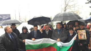 Стотина души се събраха на мълчаливо бдение пред Светия синод