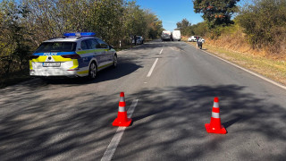 Мотоциклет и лек автомобил са катастрофирали на Подбалканския път в