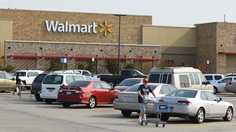 Американската верига Walmart затваря близо 270 магазина по света
