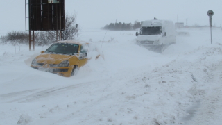 Множество автомобили са закъсали по пътя към курорта Пампорово Това