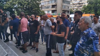 Протестиращи щурмуваха болницата в Сливен заради смъртта на 15-годишно момиче