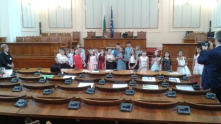 Най хубавите български стихове прозвучаха в пленарната зала Родолюбиви стихове изместиха