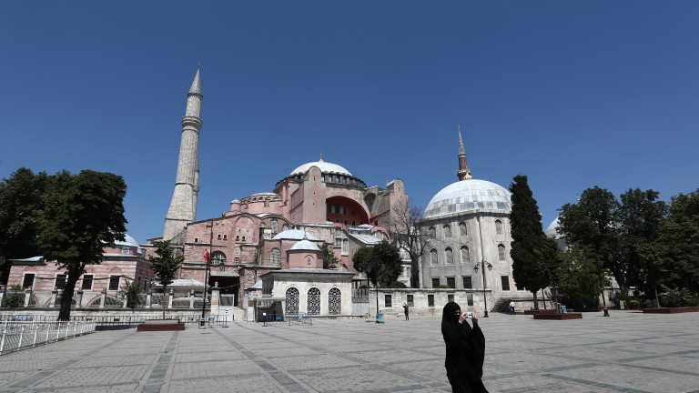 Съдът в Турция даде зелена светлина за превръщането на "Света София" в джамия
