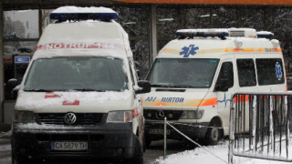 Сблъсък между спешен екип и минувачи, медиците помагали на пациент