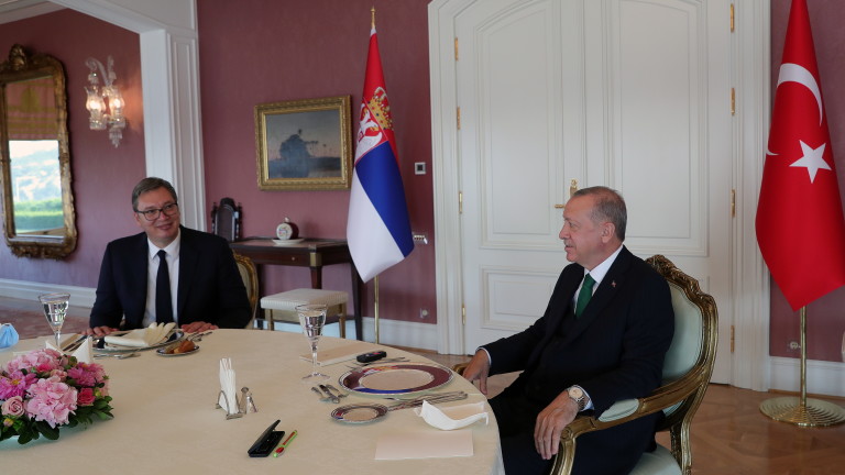 Вучич "позиционира" Сърбия пред Ердоган в Турция, която била "световна сила" 