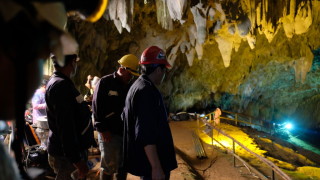 Още преди последните от 12 те момчета и треньора им заклещени