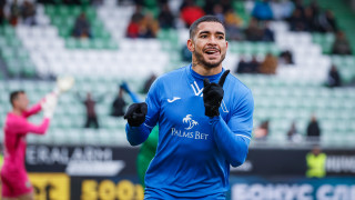 Крилото на Левски Уелтън подари фланелка на сините