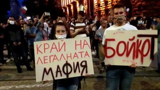 Протестиращите спряха пак пред паметника на Васил Левски