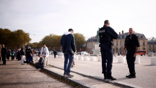 Посетителите в двореца Версай във френската столица в Париж са