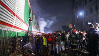 Най малко четирима души включително дете загинаха при предполагаем палеж на