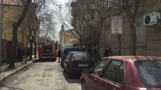 Пожарна и полиция евакуират 5 етажна сграда в центъра на Бургас