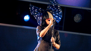 Разводът на световноизвестната певица Сиа с втория ѝ съпруг Даниел Бърнард