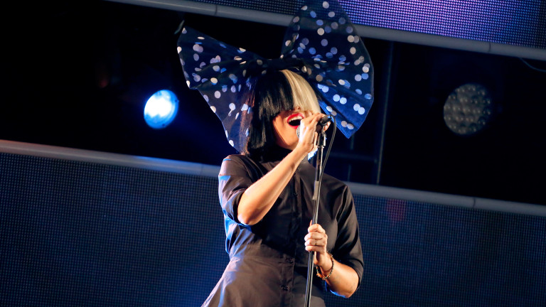 Обвинения за наркотици и детска порнография - разводът на Сиа се превръща в ожесточена битка за попечителство