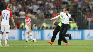 Коя беше протестната група, нахлула на терена на Световното