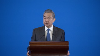 Китайският външен министър Ван И призова Великобритания да се придържа