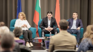 Фалшива е Корнелия Нинова ние сме социалисти Това заявиха в