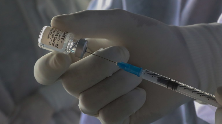 Измамници пробвали да продават несъществуващи ваксини на десетки правителства