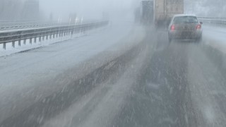 Продължава обработката на пътните настилки при зимни условия като 321