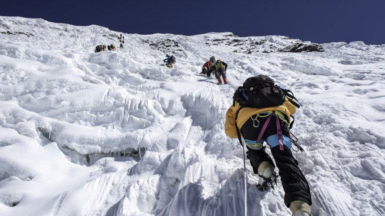 Непалски водач шерп изкачи връх Еверест за рекорден 30-и път