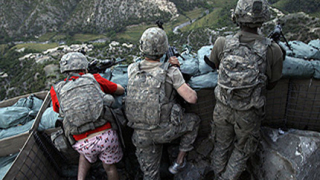 Гейтс хвали US войник, сражавал се с талибаните по гащи