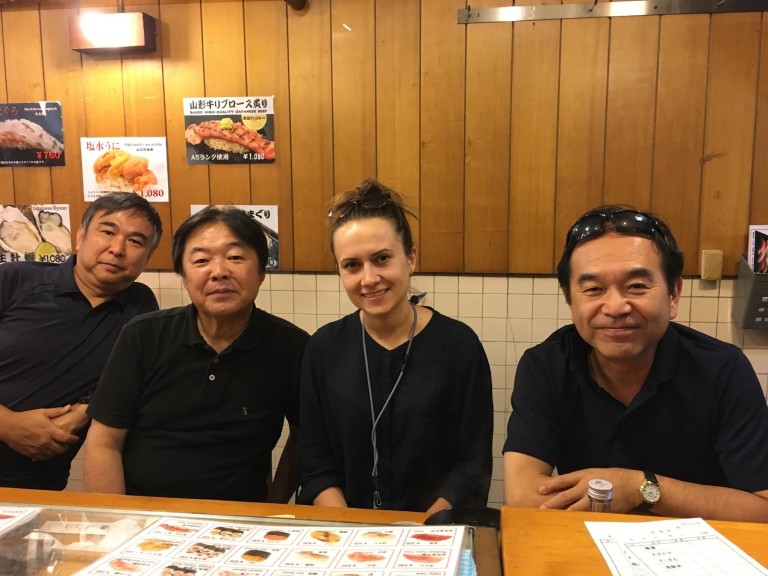  Ивелина със своите мениджъри от Mitsubishi в обичаен японски ресторант 
