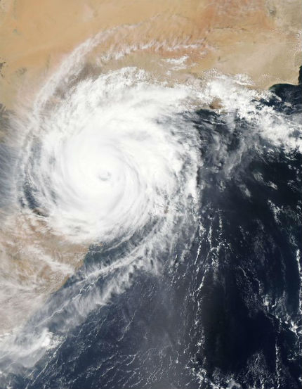 8 души са загинали, десетки са евакуирани заради циклона „Чапала”