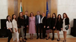Захариева се надява българските студенти в Русия да получат право на работа