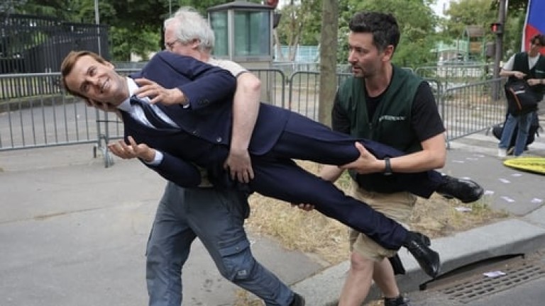 Грийнпийс върна открадната восъчна статуя на Макрон