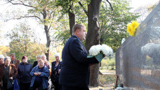 Каракачанов почете паметта на войниците, загинали в мирно време