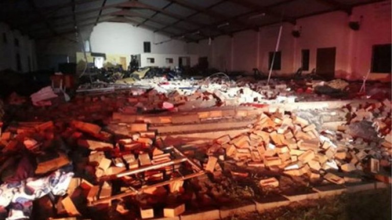 Десетки загинали и ранени при рухване на църква в Южна Африка