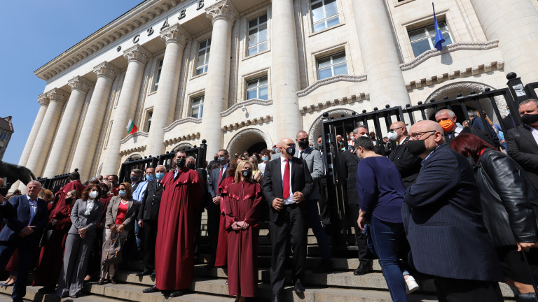 Магистрати се събраха пред Съдебната палата в София днес на